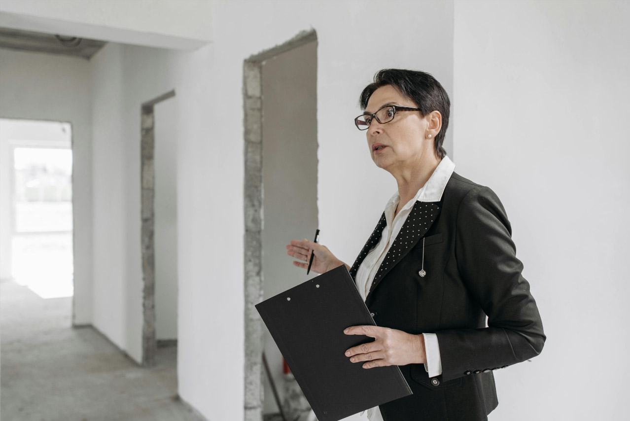 Equipe técnica avaliando imóvel ou prédio antes de intervenção especializada em obra civil.